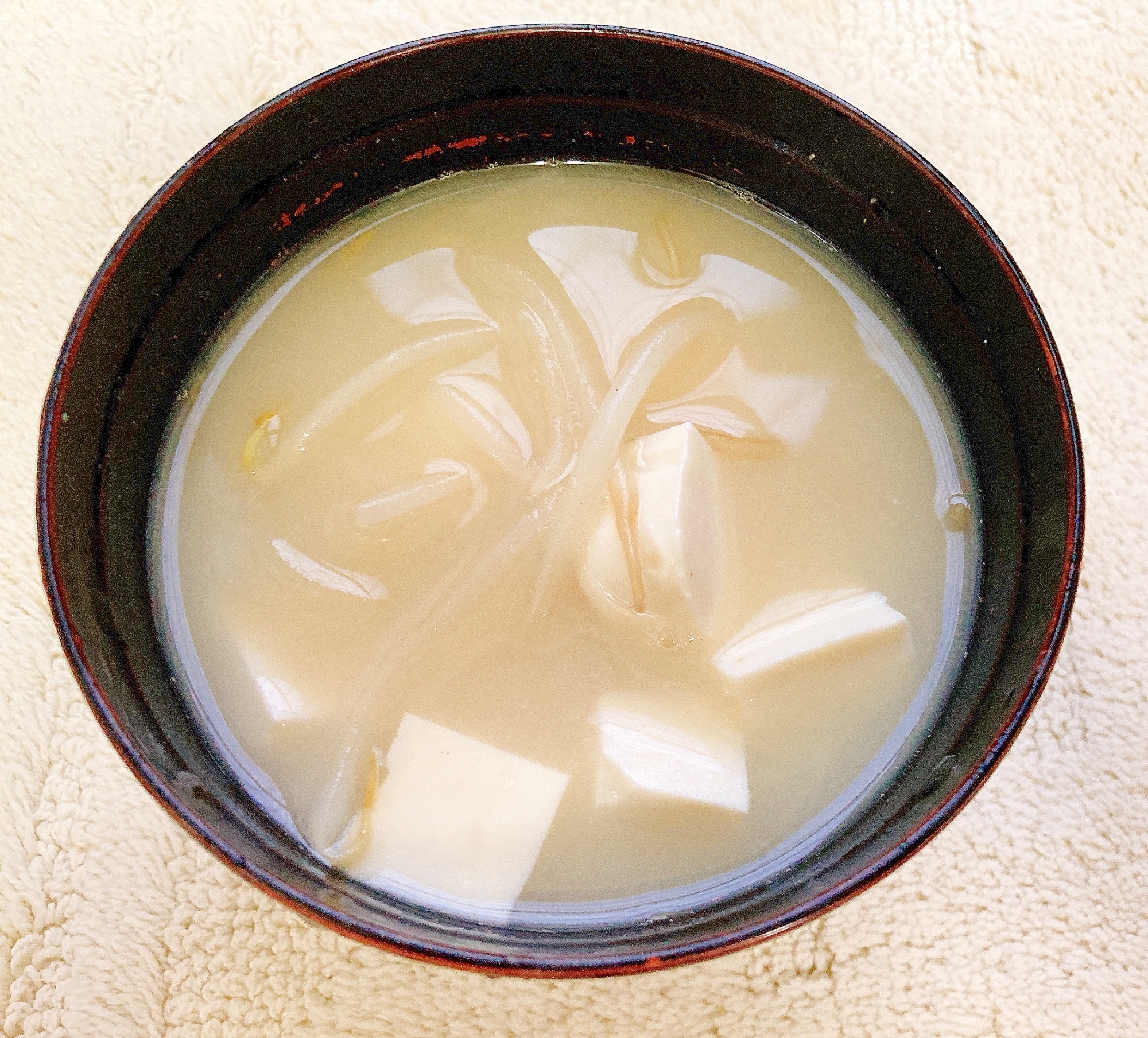 豆腐ともやしの白味噌汁