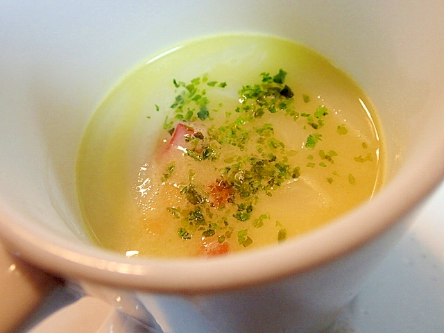 カップスープの素で　新玉葱とかにかまのコーンスープ