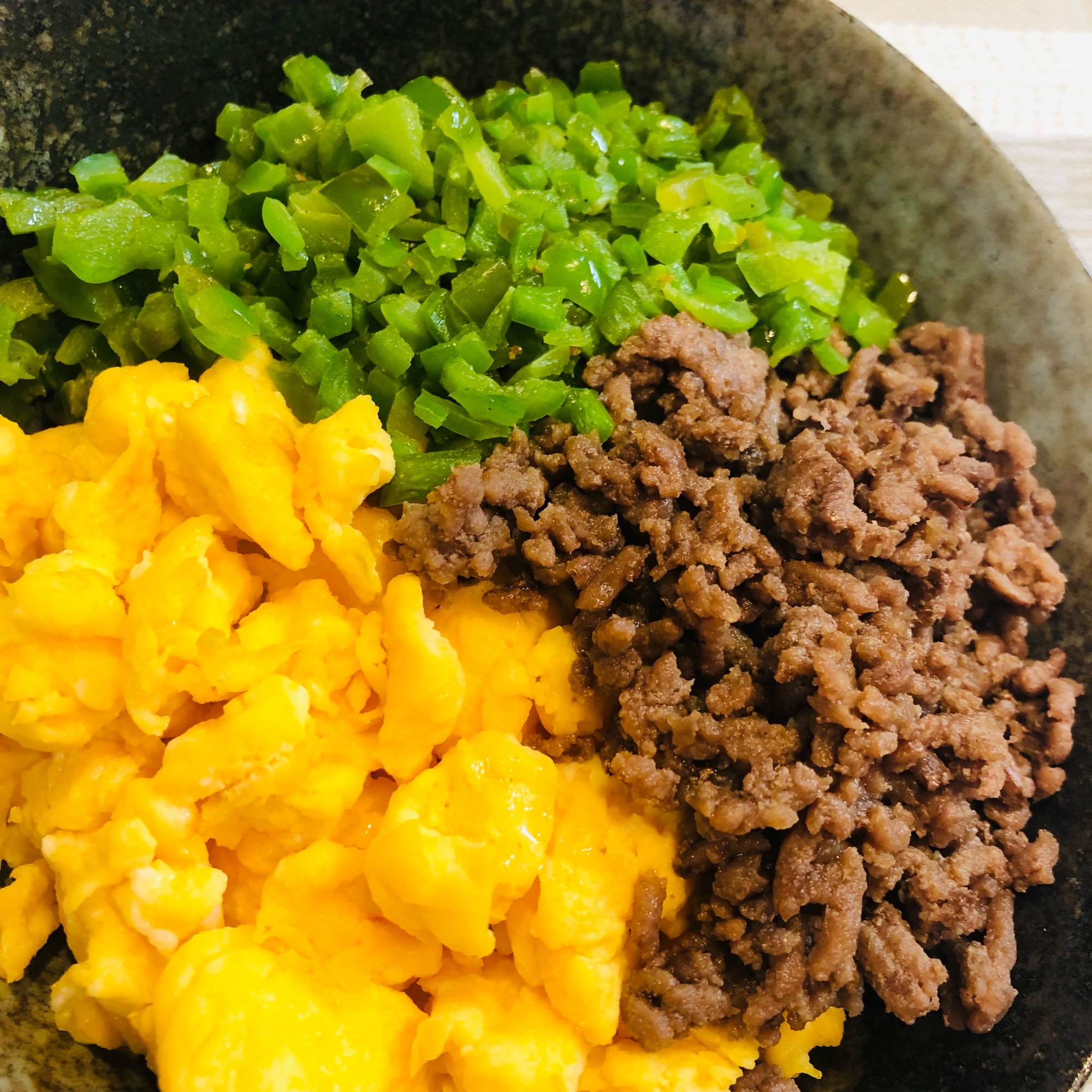 そぼろとピーマンと炒り卵の三色丼