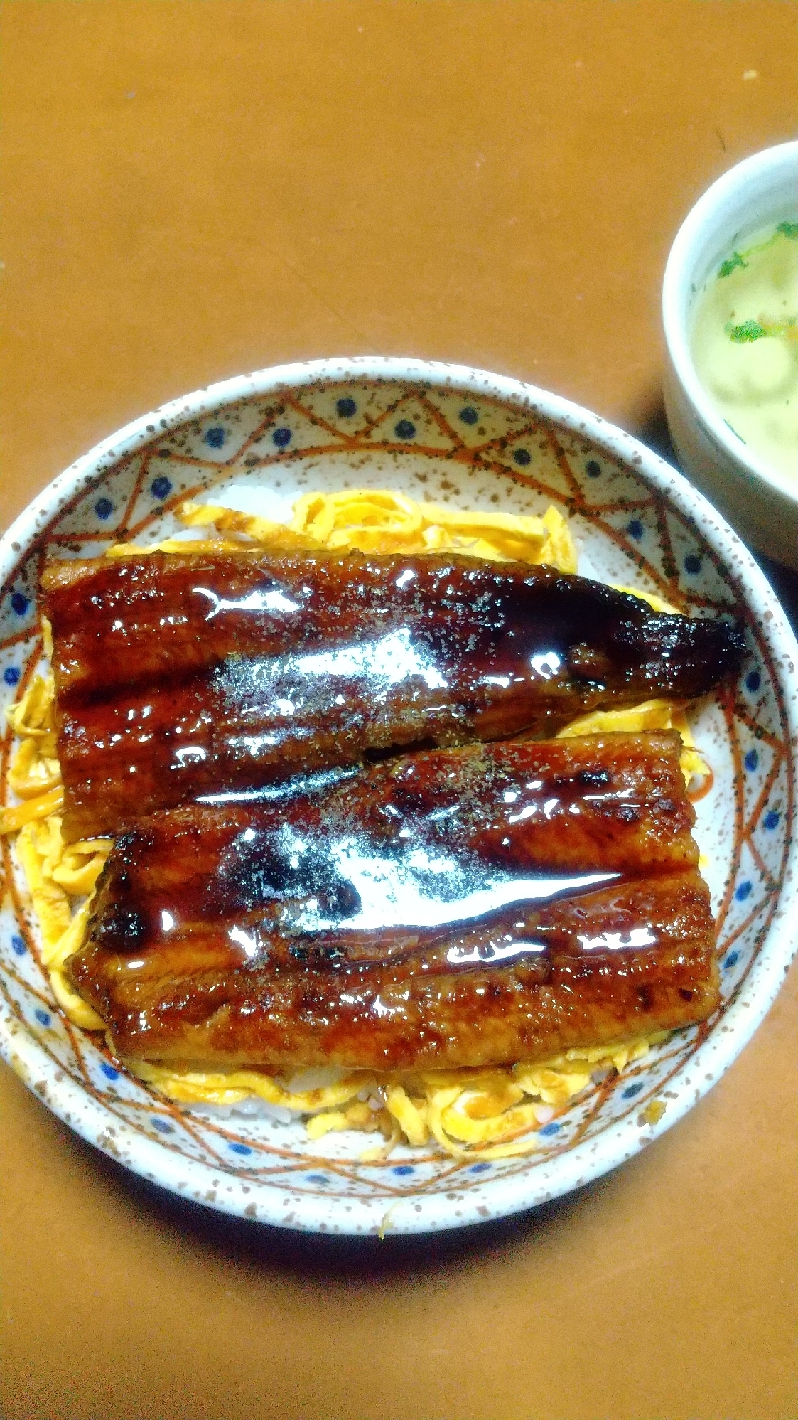 薄焼き玉子を敷いた国産うなぎ丼！山椒かけて