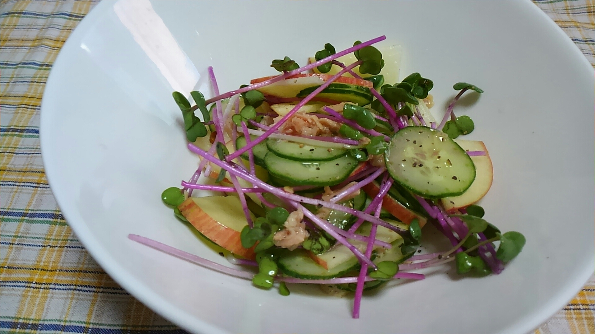 りんごとツナときゅうりとラディッシュの新芽のサラダ レシピ 作り方 By ミニー7015 楽天レシピ