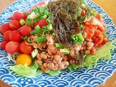 かにかま・納豆・キムチなどをのせて　ぶっかけ蕎麦