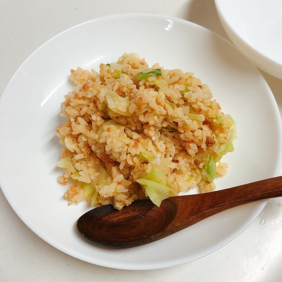 鮭フレークで♪鮭とキャベツのチャーハン