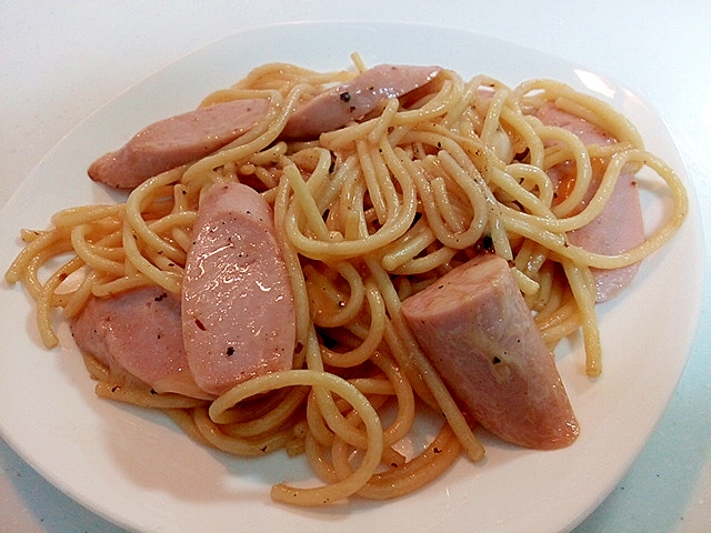 バリ旨焼肉のたれで　魚肉ソーセージとチーズのパスタ