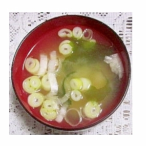 ねぎとわかめの味噌汁（昆布だし）