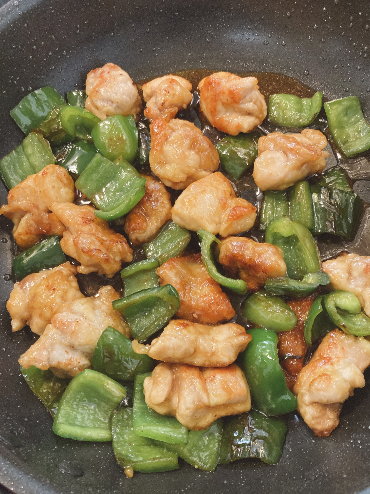 鶏肉とピーマンのにんにく醤油炒め