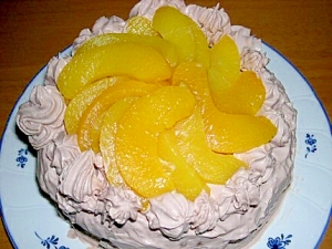 ココア＆桃のデコレーションケーキ
