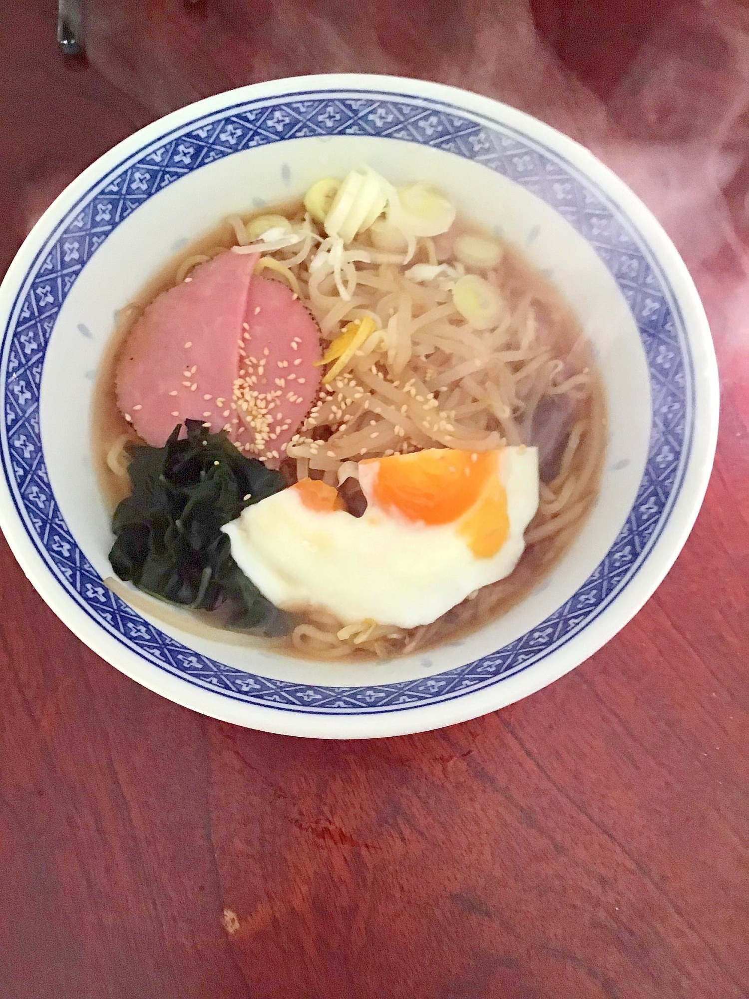 ペッパーハムと目玉焼きのせ麺つゆラーメン。