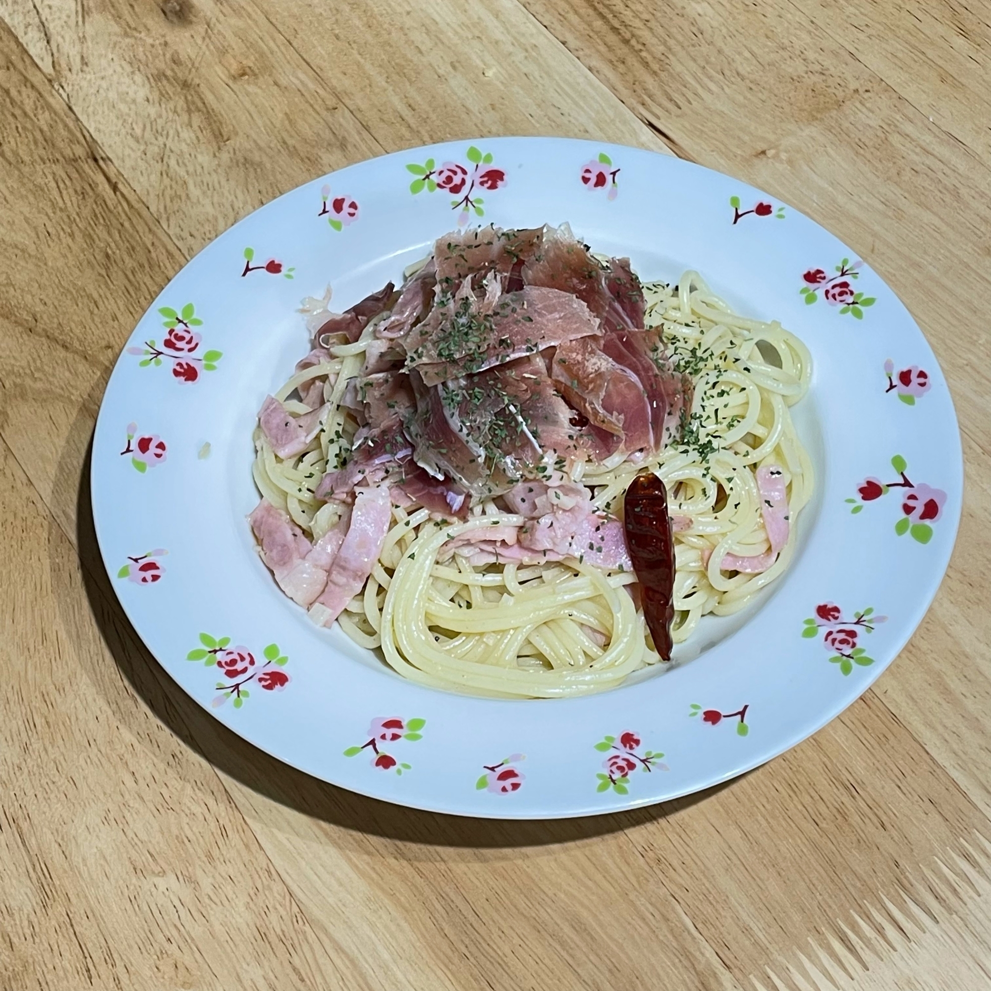 生ハムとベーコンのペペロンチーノ