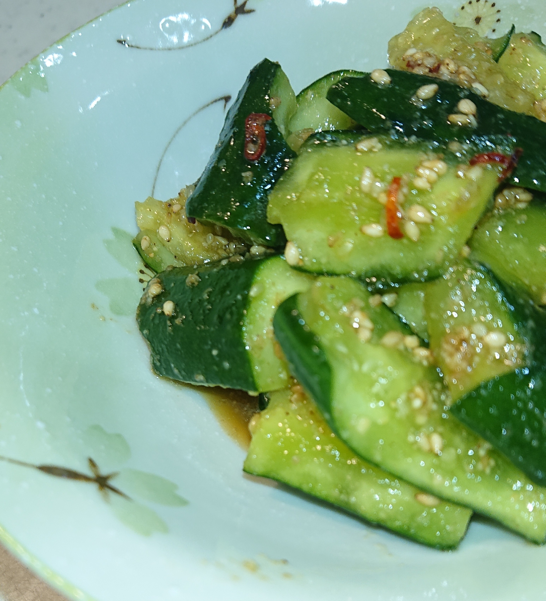 皿に盛られた、やみつききゅうり