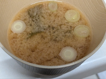 わかめとねぎの赤だし
