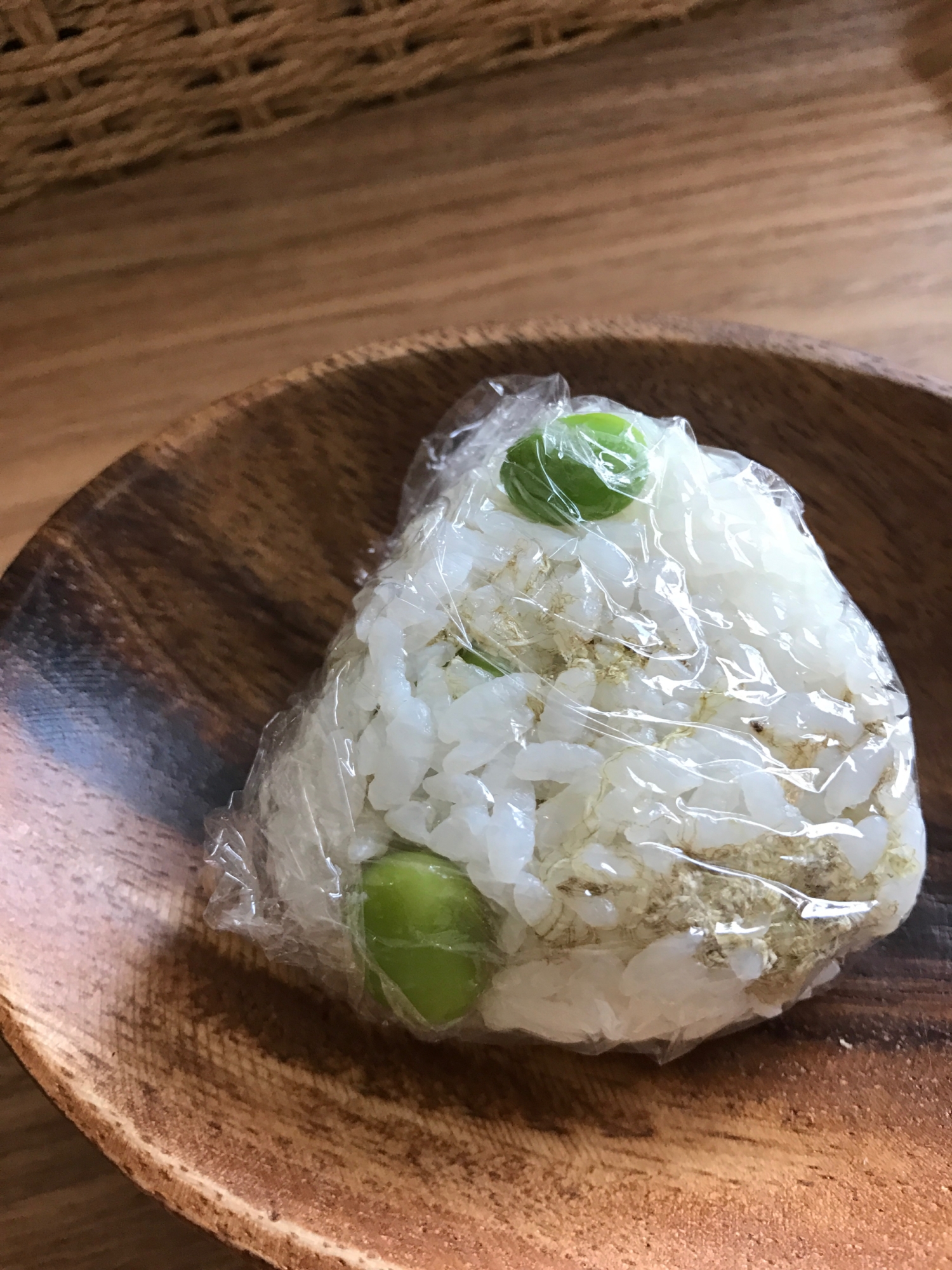 トロロ昆布と枝豆の白だしおむすび