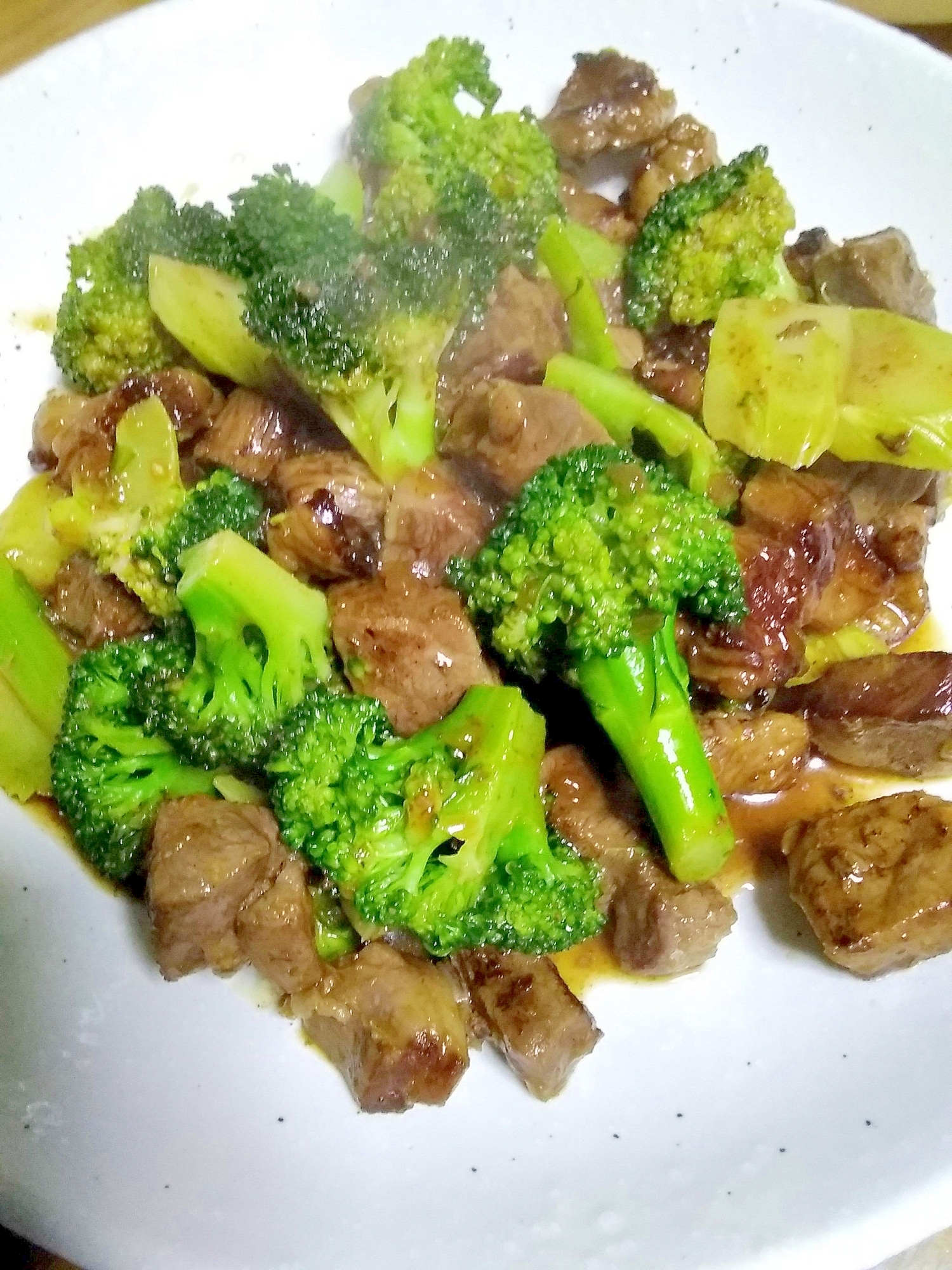 ブロッコリーとサイコロステーキの炒め物