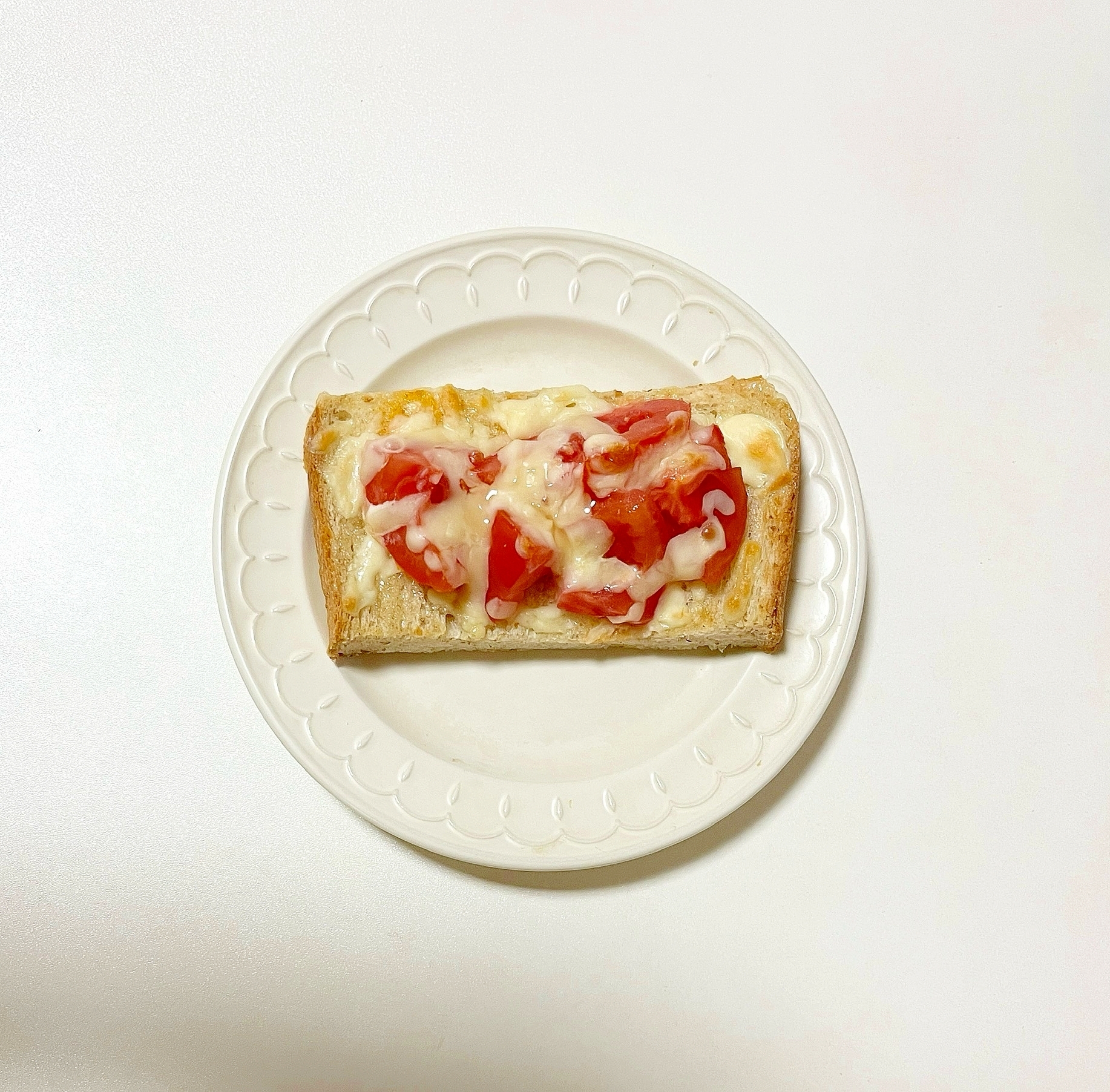 朝食にトマトチーズトースト