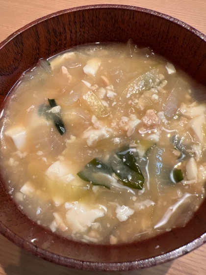 豆腐とわかめ、玉ねぎのお味噌汁