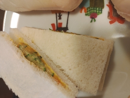 かぼちゃときゅうりのサラダのサンドイッチ