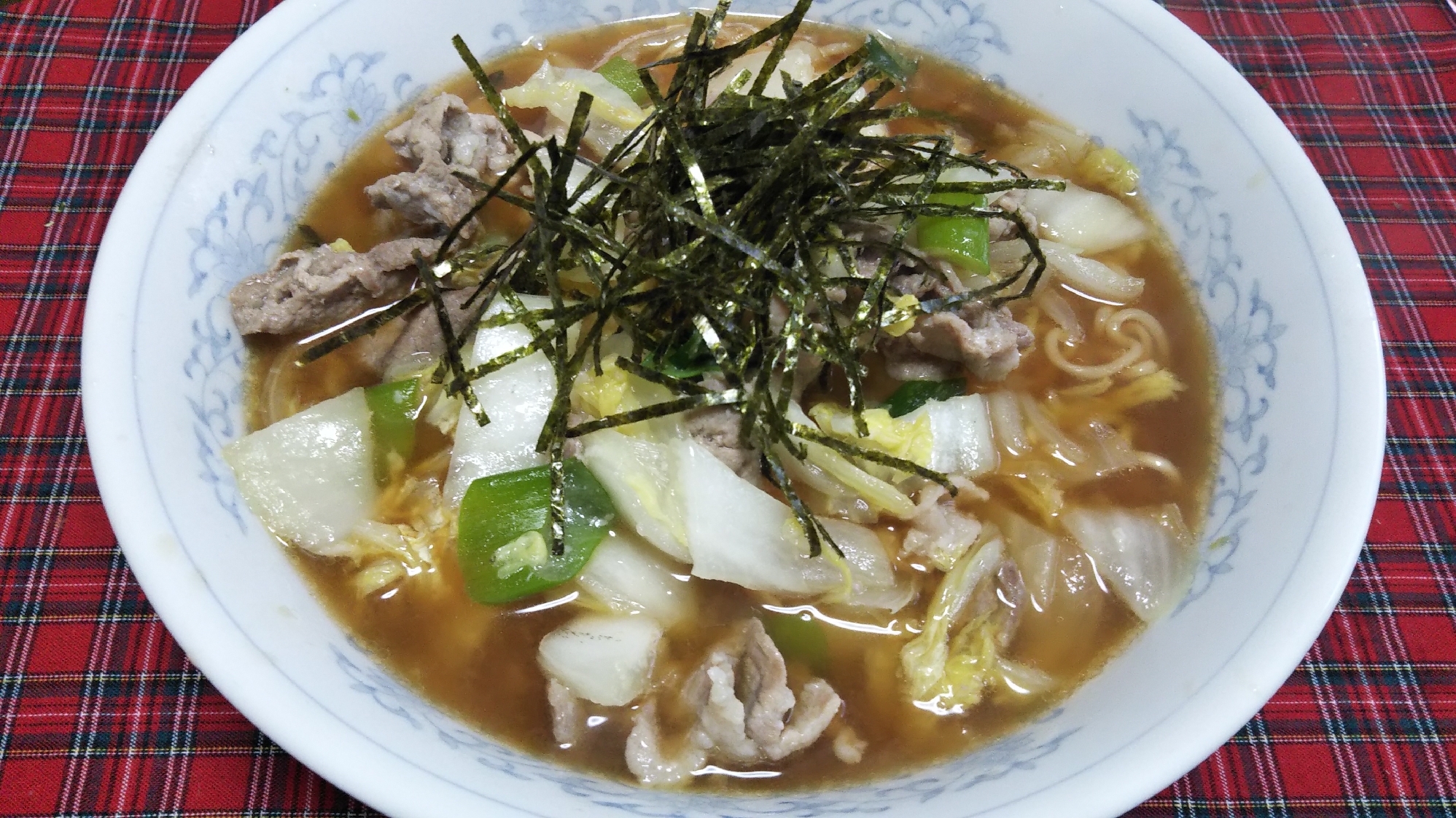肉野菜炒めと刻み海苔のせサッポロ一番みそラーメン☆