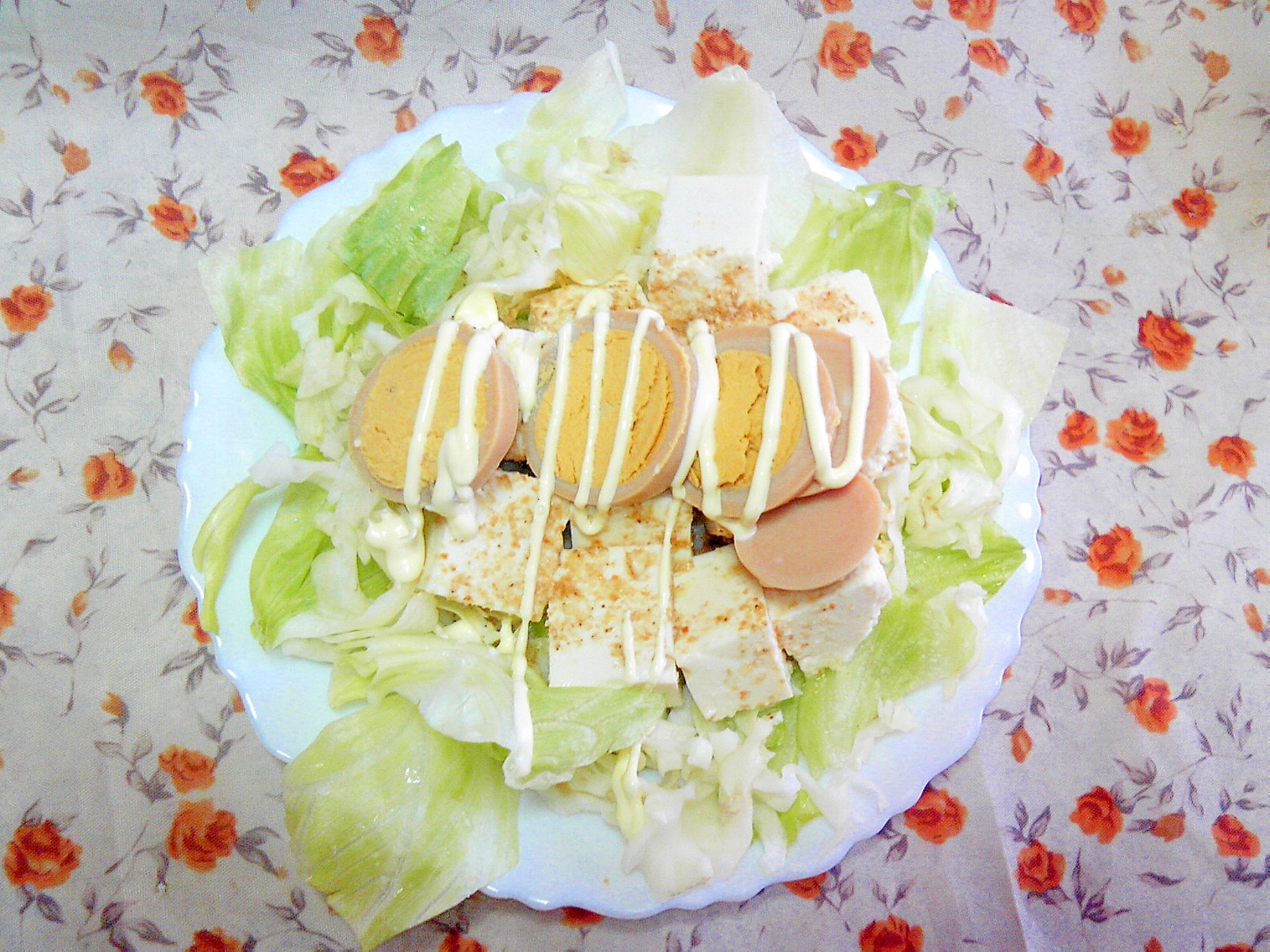 レタスとキャベツの豆腐サラダ☆ゆで卵のせ