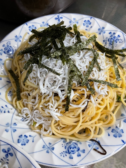 しらす干しがたくさんだったけど、ご飯を炊いていなくて、急きょしらすパスタのレシピを検索〜！ごま油を使うパスタを初めて作りました♪美味しかったです。