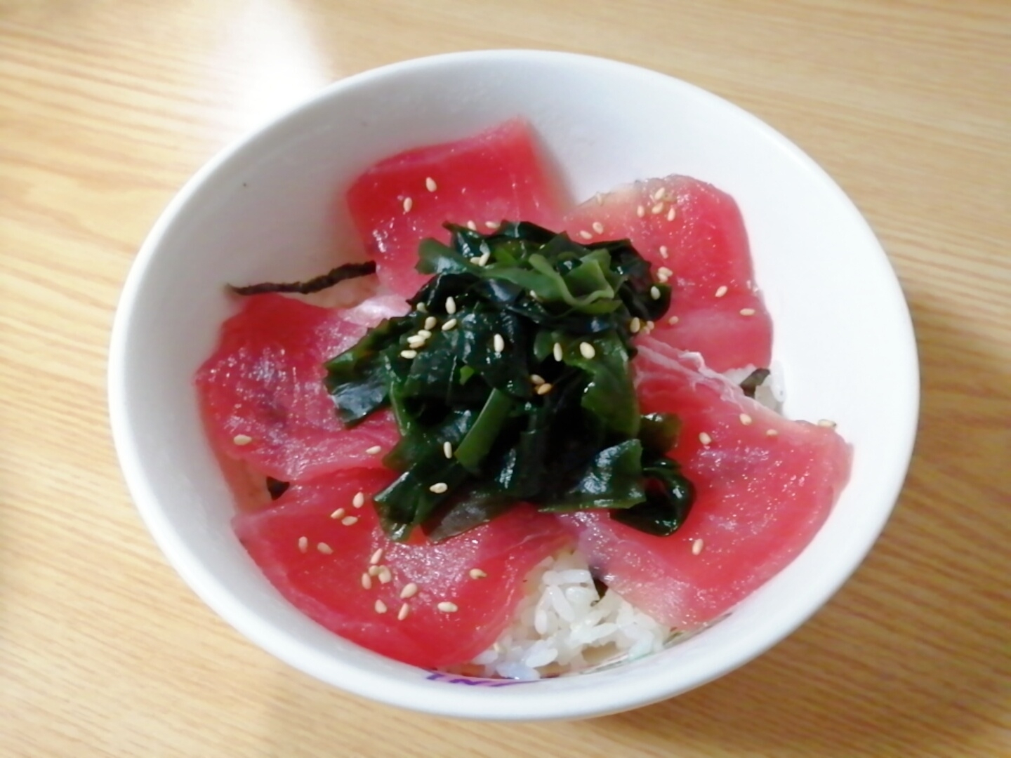 まぐろとわかめの丼