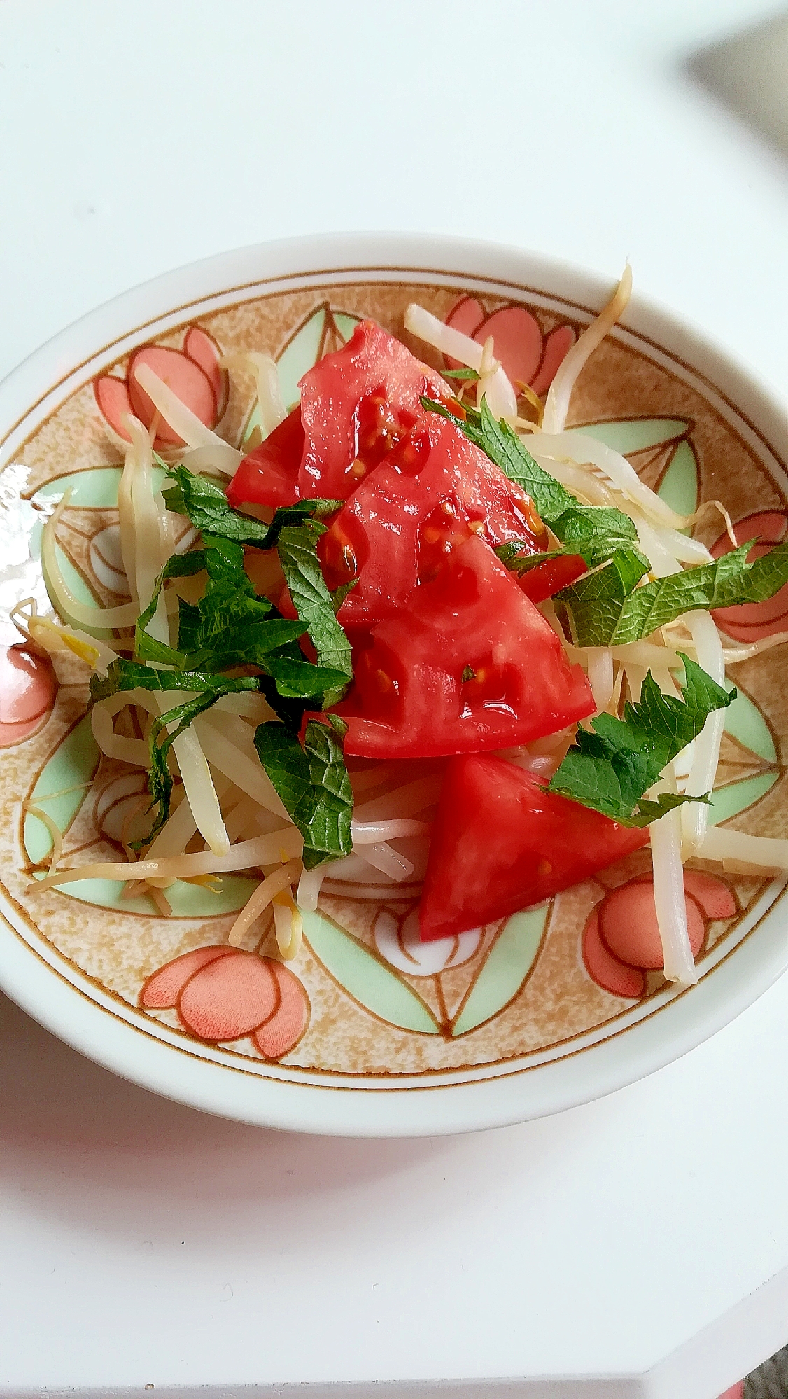 レンジ蒸しもやしとトマトの青じそドレッシングサラダ