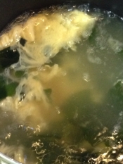 わかめと卵のコンソメスープ レシピ 作り方 By Tukuyo93 楽天レシピ