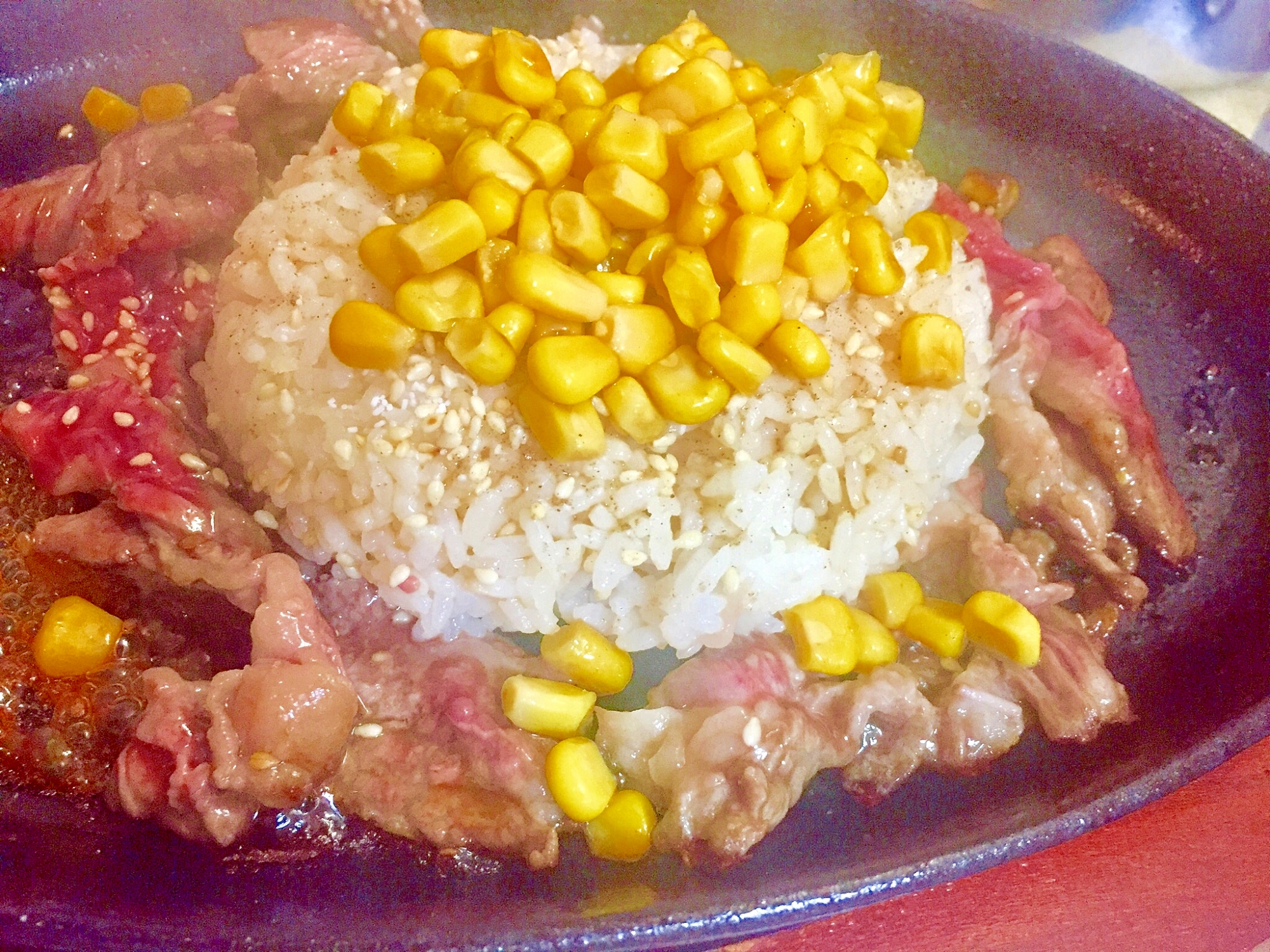 ⭐今日の定食-「牛肉とコーンのバターのせ鉄板ご飯」