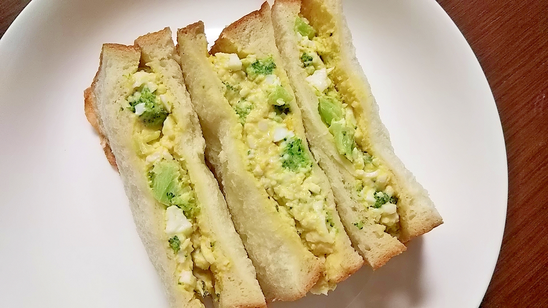 卵とブロッコリーのサンドイッチ