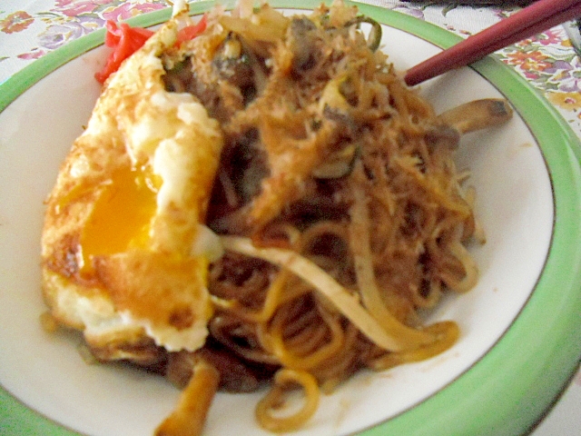 もやしと目玉焼きの焼きそば