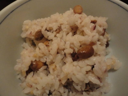 十六穀米と一緒に炊きました。中途半端に残っていた大豆がおいしく変身！味付けいらずで、香ばしくてもりもり食べれました♪