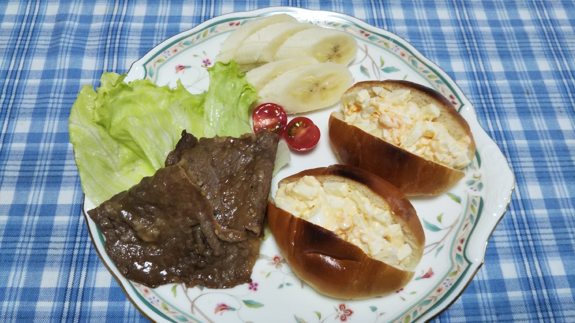 茹で卵バターロールサンドと牛焼肉のたれ炒め☆