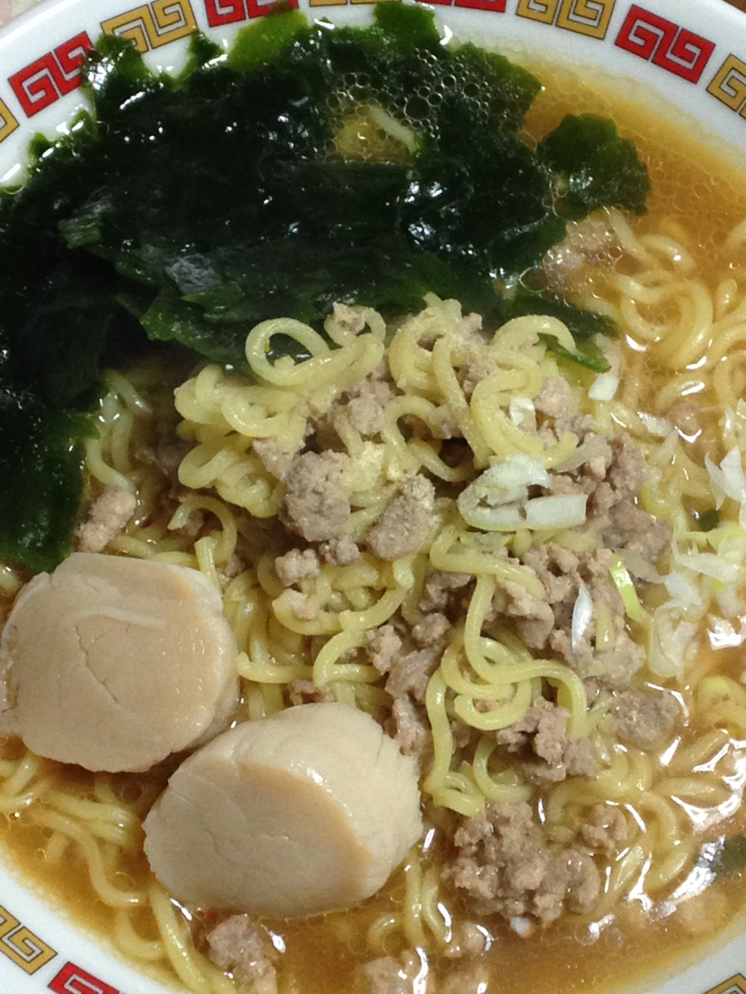 ほたて、豚粗挽肉、わかめの味噌ラーメン