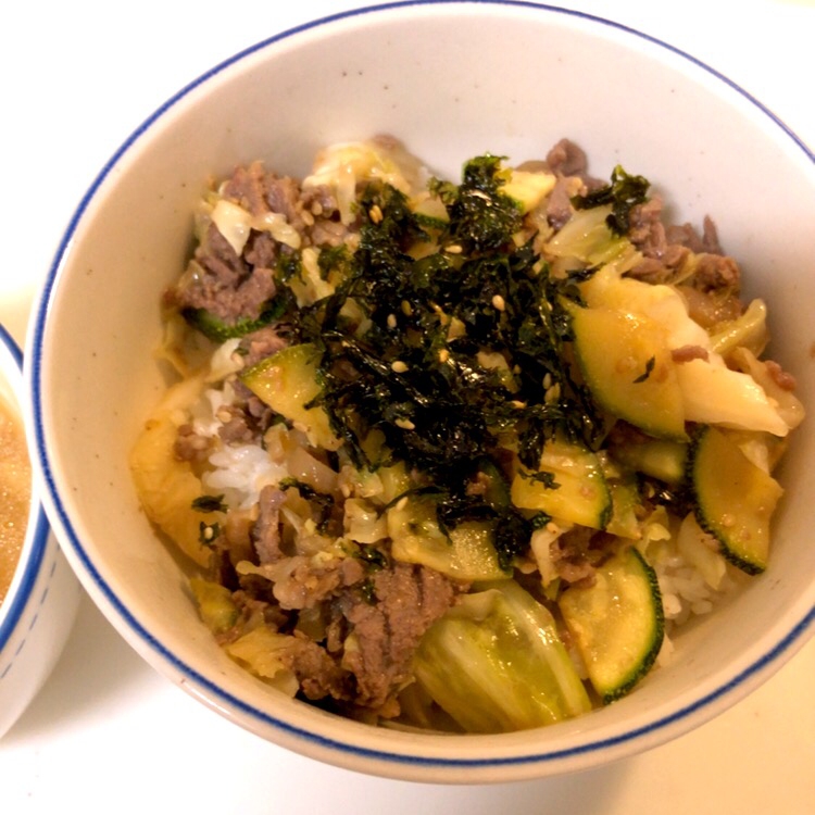 市販のプルコギに野菜をたっぷり、プルコギ丼♪