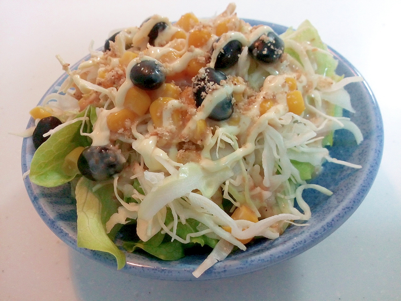 レタス・キャベツ・コーン・黒豆のごまサラダ