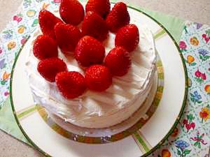 誕生日に♡ホワイトチョコ生クリームイチゴケーキ