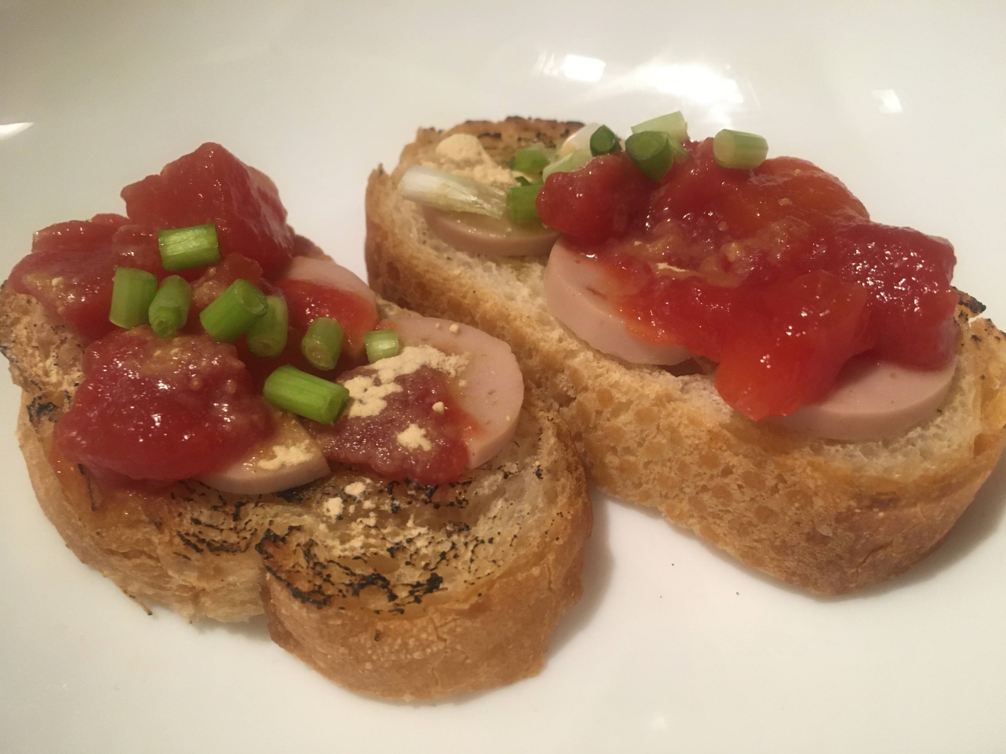 魚肉ソーセージと青ネギ、トマトのブルスケッタ