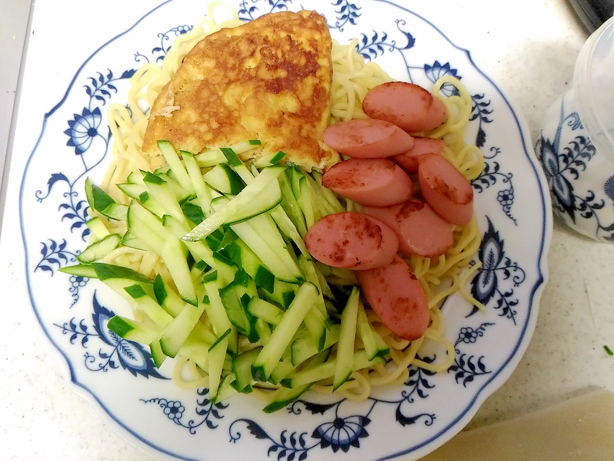 エノキのオムレツと胡瓜の冷やし中華