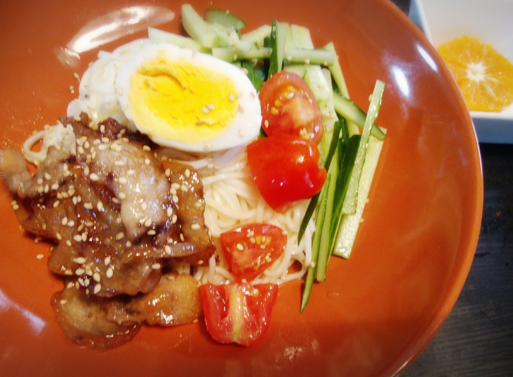 焼き肉のタレで味つけたお肉が決め手。冷や麦