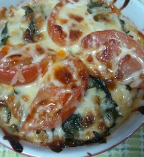 トマトとバジルのシンプルピザ