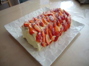 真っ赤なイチゴのロールケーキ