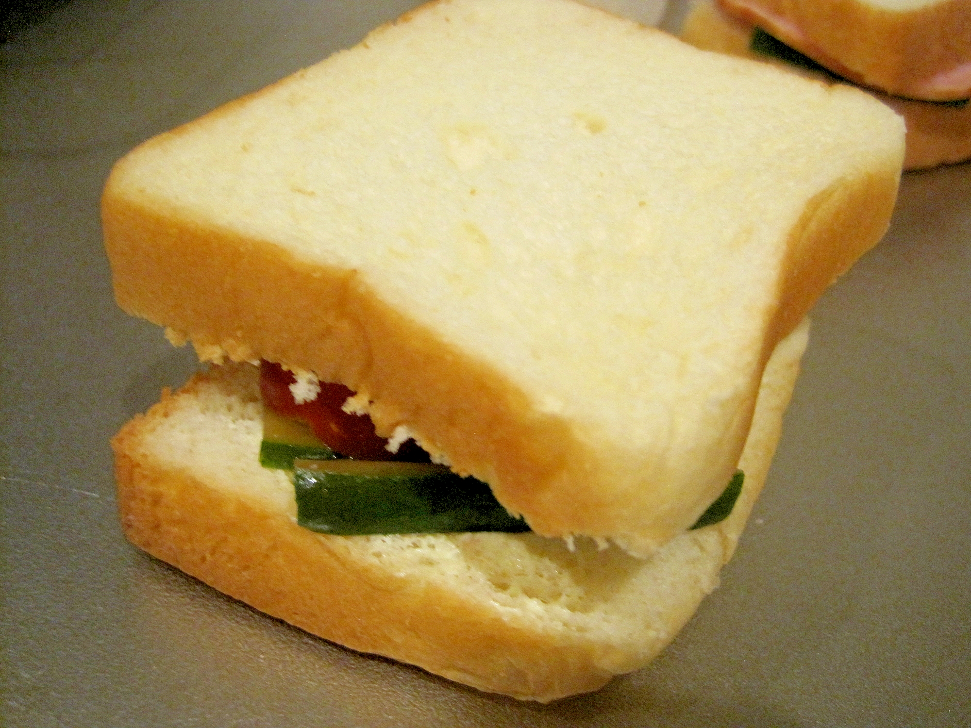 きゅうりとミニトマトのサンドイッチ