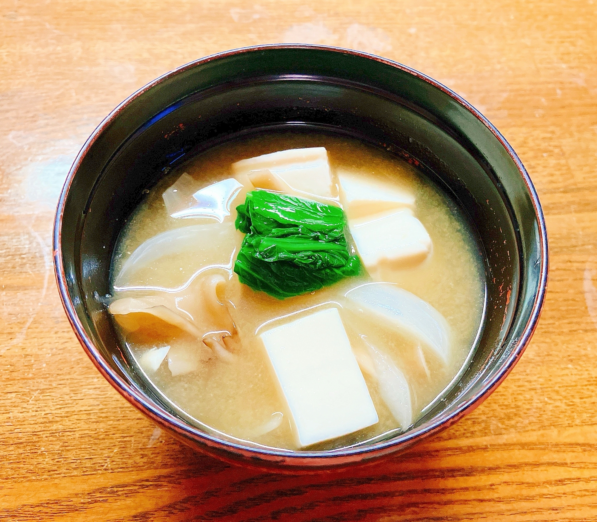 豆腐と舞茸と小松菜の味噌汁