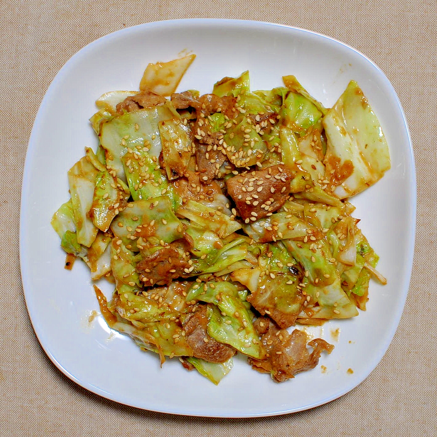 白いお皿に盛り付けられた豚バラ肉薄切りとキャベツの酒粕みそ炒め