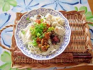 烏賊墨；梅納豆素麺