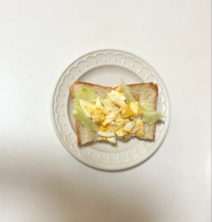 ロールパンでサンドイッチ( たまご レタス )