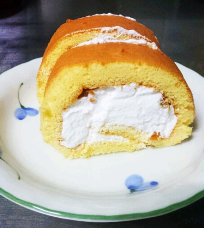 はじめてロールケーキを作りました。巻きが難しくて、まだまだ練習が必要ですね(^_^;)でも味はとても美味しく出来ました！