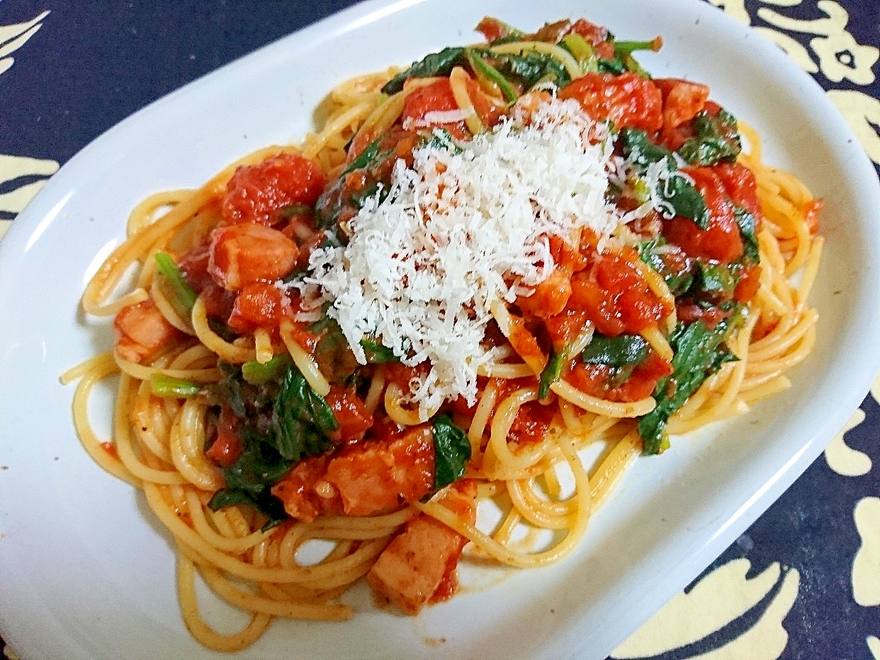 ベーコンとホウレン草のトマトソースパスタ