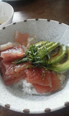 マグロアボカド丼