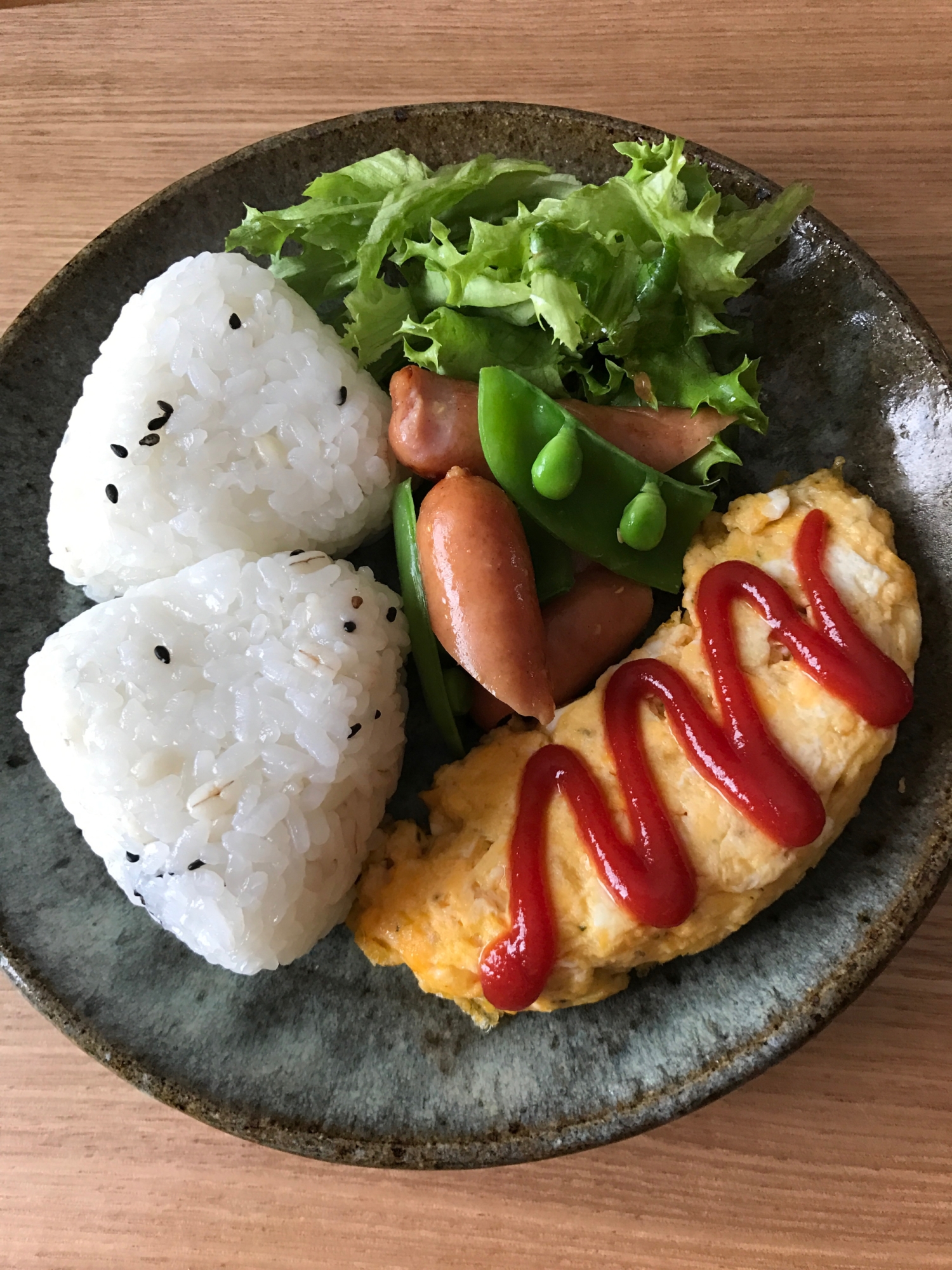 ごまおむすびとオムレツの朝ごはん