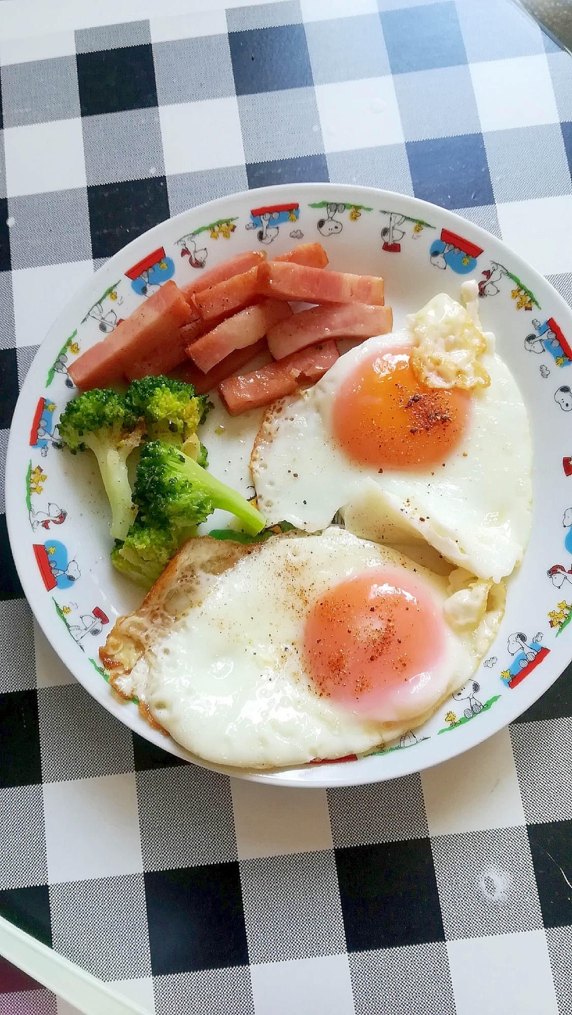 朝ごはんに♪目玉焼きとブロッコリーベーコンのソテー